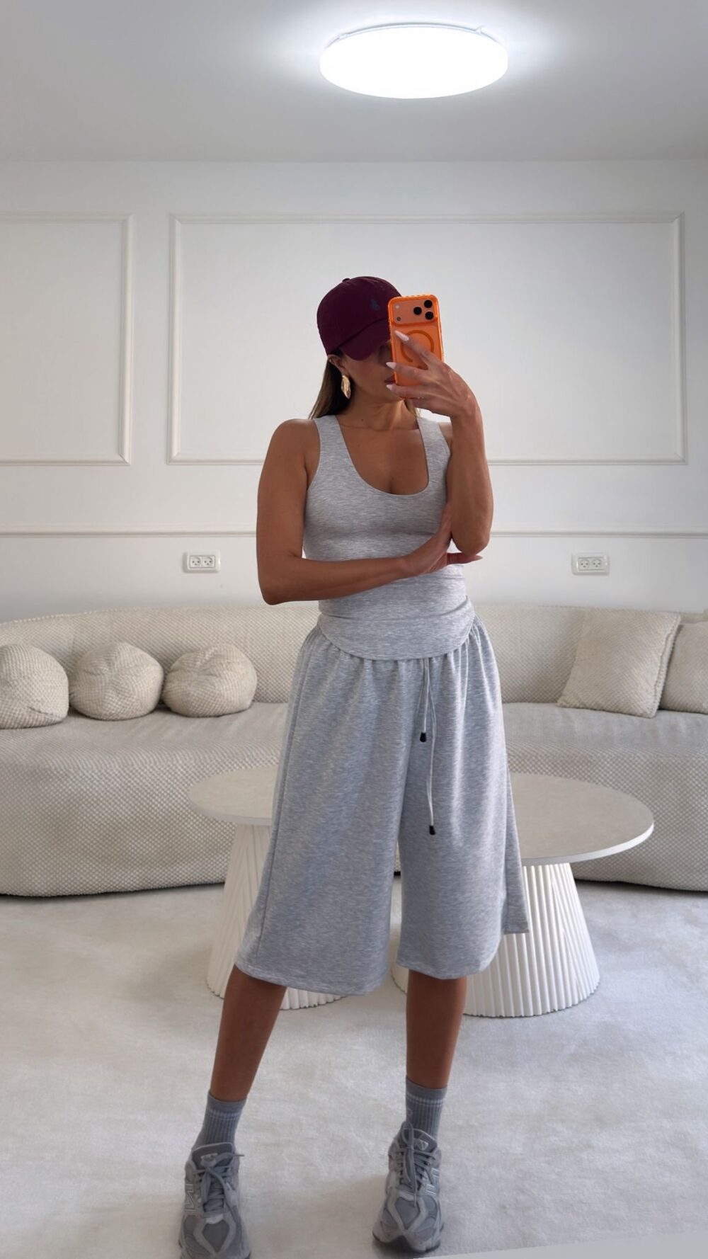 חליפת מאי⁩ אפור בהיר