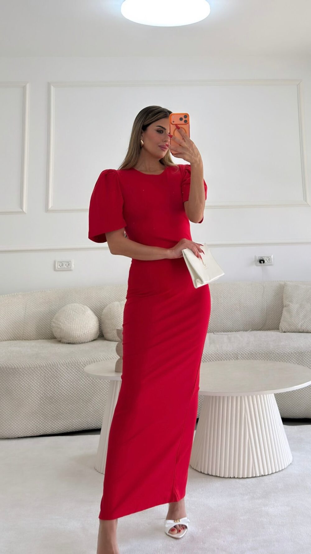 שמלת מגלן⁩ אדומה