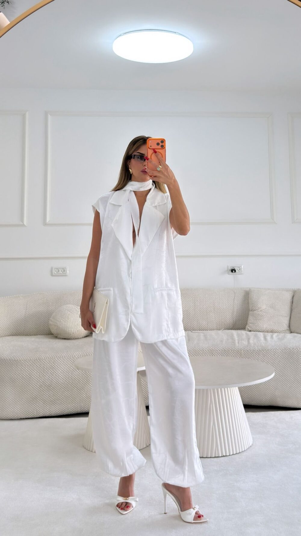 חליפת מוסטן⁩ לבנה